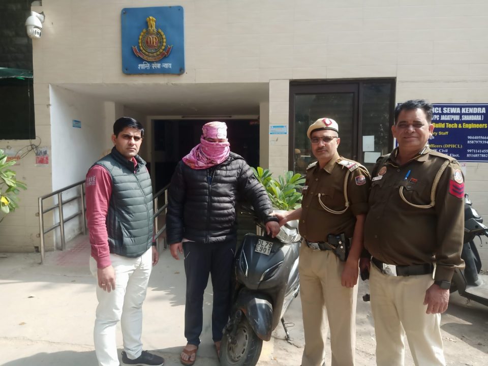 जगतपुरी थाने की क्रैक टीम ने एक सक्रिय स्नैचर को गिरफ्तार किया अपराध में प्रयुक्त एक स्कूटी भी बरामद की