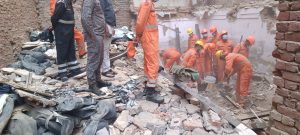 वेलकम थाना क्षेत्र के कबीर नगर में एक बिल्डिंग गिरी दो की मौत एक घायल