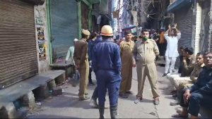 वेलकम थाना क्षेत्र के कबीर नगर में एक बिल्डिंग गिरी दो की मौत एक घायल