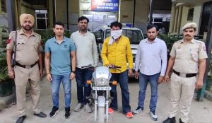 व्यस्त सड़क पर स्टंट करने वाले 1 कथित व्यक्ति का पता लगाया गया और पुलिस थाना शास्त्री पार्क की टीम द्वारा गिरफ्तार किया गया