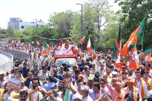 पुर्वी दिल्ली में जनसभा रोड शो के बाद हर्ष मल्होत्रा ने भरा नामांकन 1 मई को