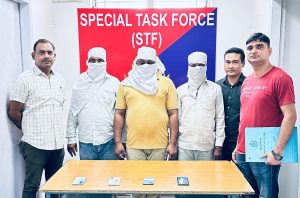 शाहदरा जिला की एसटीएफ की टीम ने 2 शातिर जेबकतरे और एक चोरी के मोबाइल फोन रिसीवर को पकड़ा