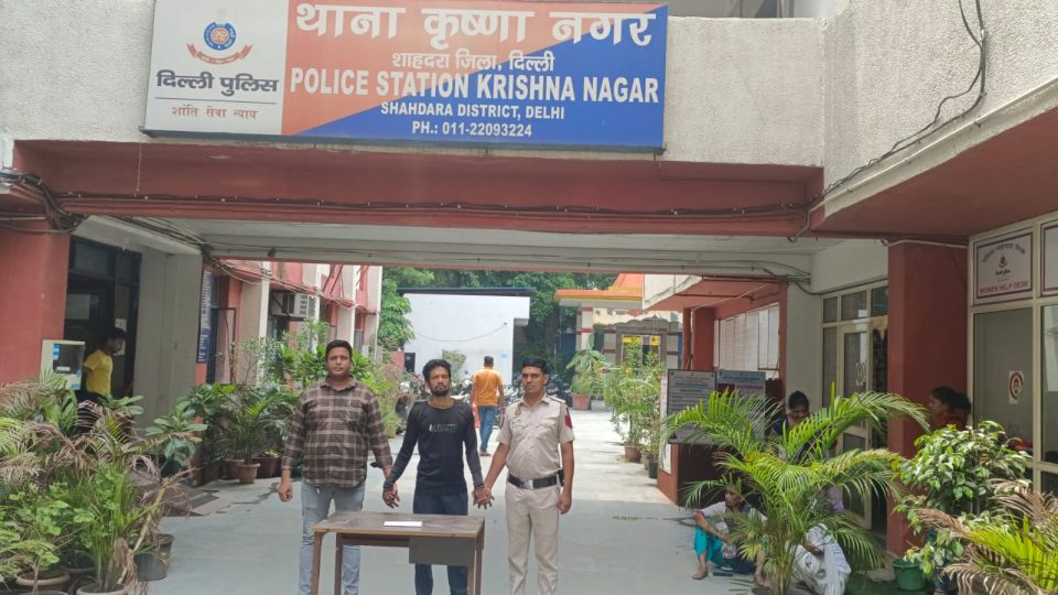 कृष्णा नगर थाने की टीम ने 1 शातिर चोर को पकड़ा चोरी हुआ मोबाइल फोन बरामद किया गया।