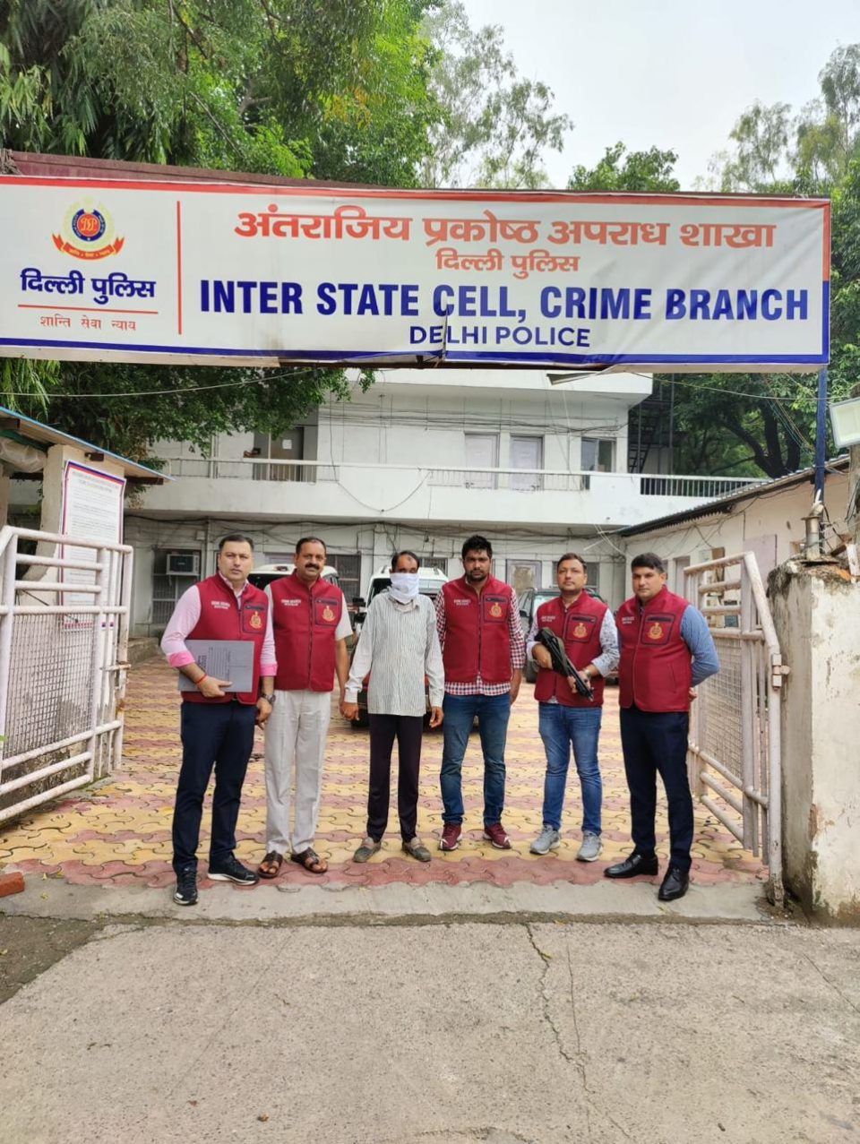 शहादरा जिला के आनंद विहार थाना में हत्या के मामले में 16 साल से फरार एक घोषित अपराधी को क्राइम ब्रांच द्वारा गिरफ्तार किया