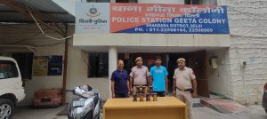 गीता कॉलोनी थाने की टीम ने अवैध चाईनीज मांझे के साथ 1 आरोपी को पकड़ा