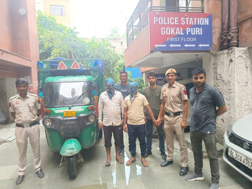 गोकलपुरी थाने की टीम ने 2 शातिर चोरों को गिरफ्तार किया लगभग 3.5 लाख रुपये की चोरी का मामला सुलझा