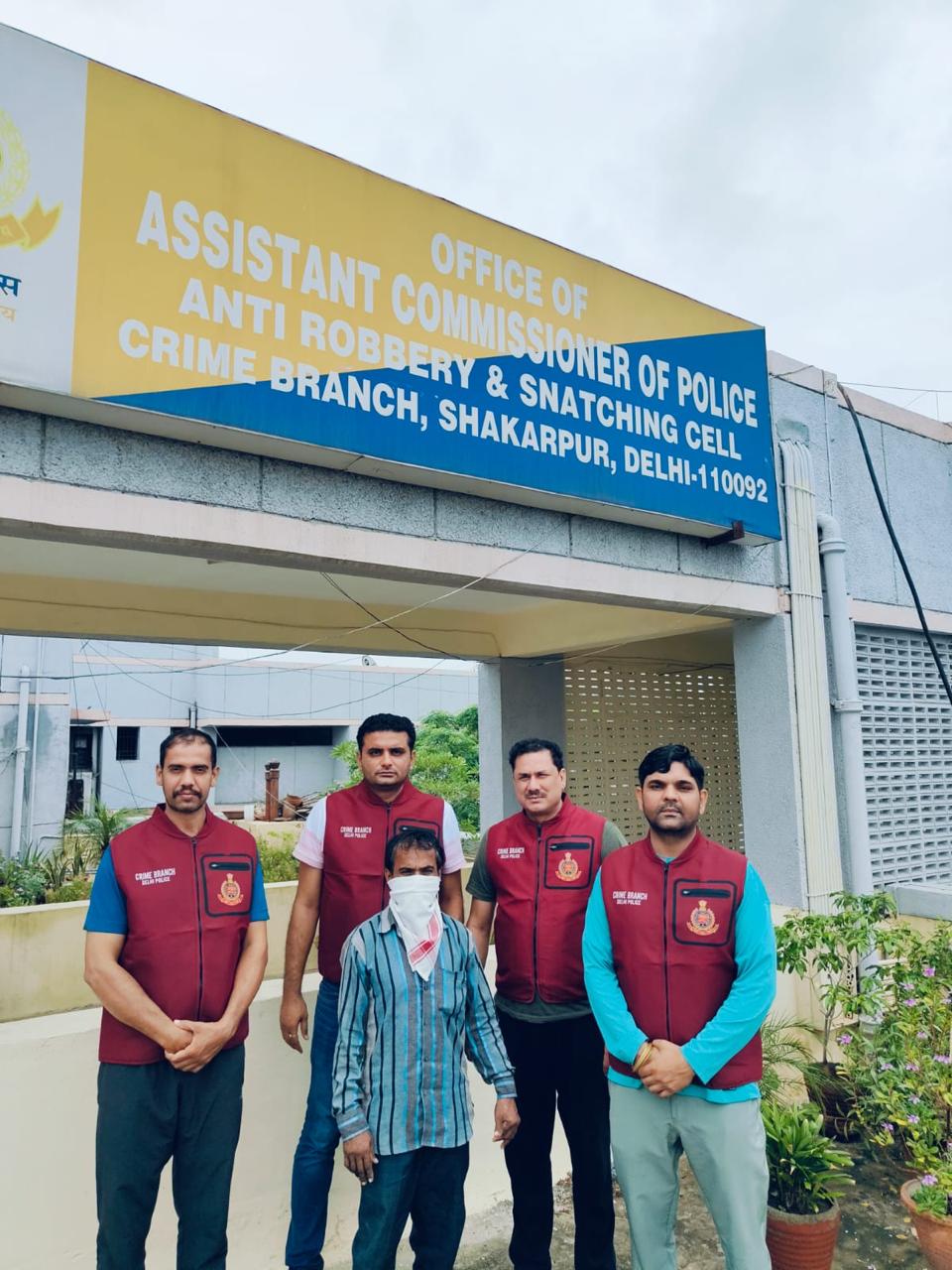 डकैती और हत्या के मामले में 1 वांछित आरोपी को शकरपुर स्तिथ क्राइम ब्रांच की ARSC की टीम ने गिरफ्तार किया