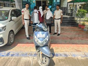 शहादरा थाने की टीम ने 3 स्नैचर को गिरफ्तार किया एक स्कूटी एक मोबाइल बरमाद किया