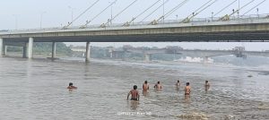 दिल्ली के सिग्नेचर ब्रिज से यमुना नदी में लगाई युवक ने छलांग