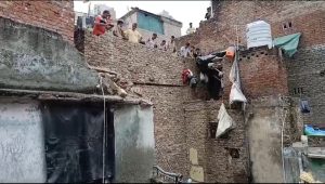 सेंट्रल दिल्ली के करोल बाग के बापा नगर में भरभराकर गिरी बिल्डिंग, 12 को सुरक्षित बाहर निकाला गया