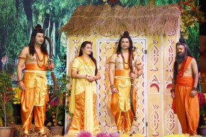 लला किला की लवकुश रामलीला में आकाश मार्ग में रथ पर सवार रावण ने किया सीता हरन