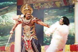 लाल किला की लव कुश रामलीला में आकाश में 180 फुट उडते हनुमान जी ने किया सोने की लंका का दहन