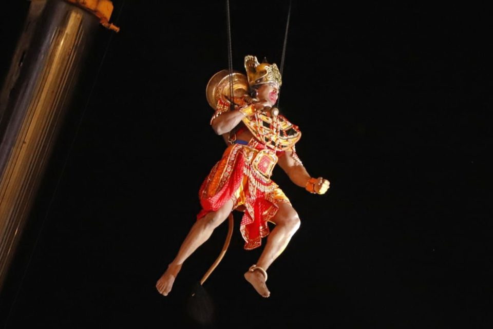 लाल किला की लव कुश रामलीला में आकाश में 180 फुट उडते हनुमान जी ने किया सोने की लंका का दहन