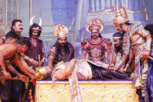 लाल किला की लव कुश रामलीला मंच पर180 फीट हाईट पर हवा में भयंकर लक्ष्मण मेघनाद युद्ध हुआ