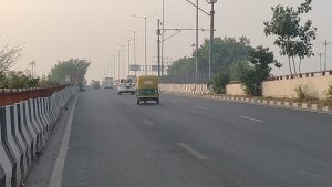 राजधानी दिल्ली में रविवार को सुबह से छाई धुंध की चादर