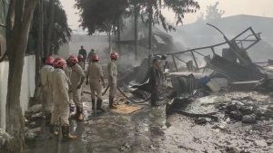 दक्षिण दिल्ली के चादन होला गांव में भयंकर आग,16 फायर टेंडर मौके पर