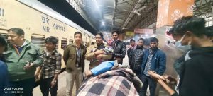 आनंद विहार रेलवे स्टेशन पर एक महिला ने बच्ची को दिया जन्म आनंद विहार आरपीएफ पुलिस ने की मदद