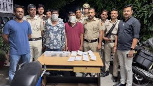 आरके पुरम थाने की टीम ने मुठभेड़ के दौरान दो आरोपियों को पकड़ा