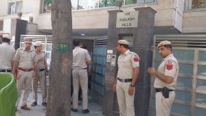 दिल्ली के अमर कॉलोनी थाना क्षेत्र अंतर्गत कैलाश हिल्स इलाके में IRS अधिकारी की बेटी की हत्या पुलिस ने मामला दर्ज किया